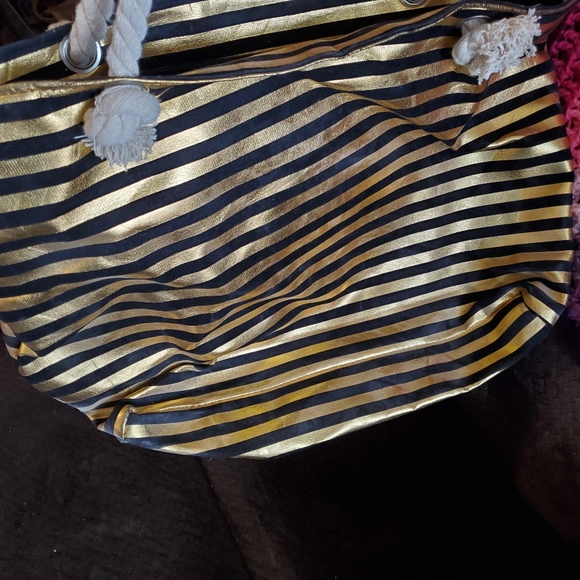 Purses wallets and duffle bags - Picture 11 of 16